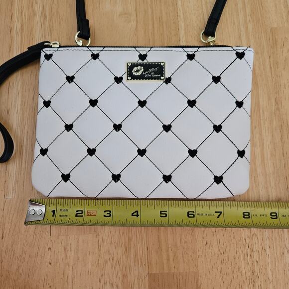 Luv Betsey Johnson Quilted Cross-body Wristlet Purse Bag Ivory Black Hearts - Picture 6 of 8